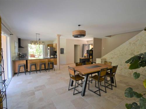 une cuisine et une salle à manger avec une table et des chaises dans l'établissement Villa 4* pour 6 pers. avec piscine privée et grand jardin, proche gorges de l'Ardèche - FR-1-382-191, à Labastide-de-Virac