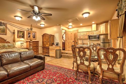 sala de estar con sofá y mesa en Premier Yellowstone River Home en Gardiner