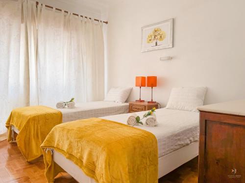 Ένα ή περισσότερα κρεβάτια σε δωμάτιο στο Pátio Privado com Churrasqueira by Férias em Figueira