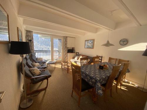 une salle à manger et un salon avec une table et des chaises dans l'établissement 3 pièces pour 8 pers. au pied des pistes, Flaine Forum - FR-1-687-67, à Arâches-la-Frasse
