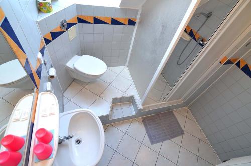 a small bathroom with a toilet and a sink at Hotel-EuroPenzión Salaš in Vinné