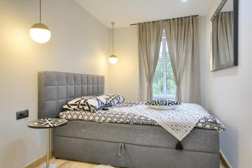 Un dormitorio con una cama grande y una ventana en Apartament w sercu Kamiennej Góry, en Kamienna Góra
