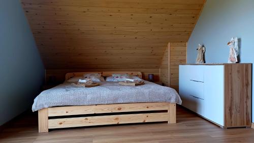מיטה או מיטות בחדר ב-Dom Ci Spokój
