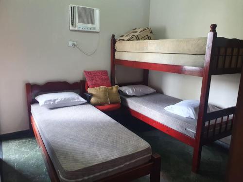 2 Etagenbetten in einem kleinen Zimmer mit in der Unterkunft Apartamento no guaruja- praia enseada in Guarujá