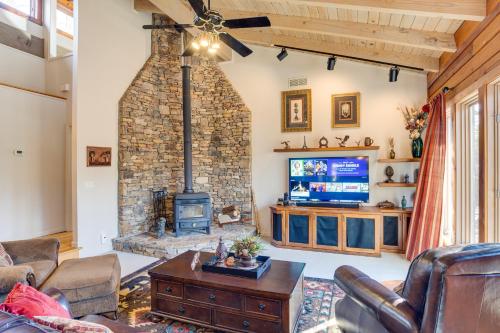 Gallery image of Peaceful Lawrenceville Cabin with Hot Tub on 6 Acres in Lawrenceville