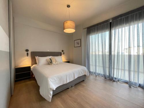Кровать или кровати в номере Athenean Oasis in Ellinikon