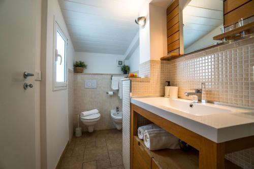 a bathroom with a sink and a toilet at CapoSud - Appartamento Sottovento in Marina di Ragusa