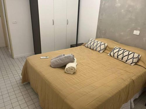 Una cama con toallas y almohadas encima. en Apartamento Flat Lagoa en Río de Janeiro