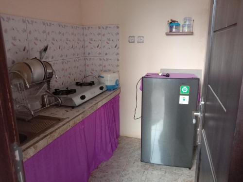 eine kleine Küche mit Spüle und Kühlschrank in der Unterkunft Samawa Homestay syariah Batu in Tlekung