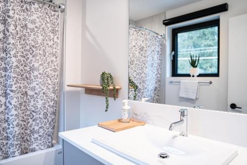 Ένα μπάνιο στο Powder Pines Retreat by Revelstoke Vacations