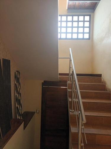 eine Treppe in einem Gebäude mit Fenster in der Unterkunft Villas de San Jose 3 in Mixco