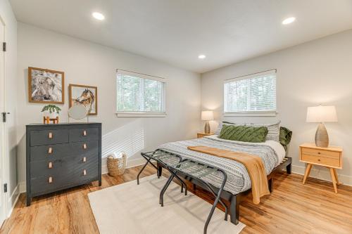 1 dormitorio con 1 cama, vestidor y 2 ventanas en Delightful Grants Pass Home with Hot Tub!, en Grants Pass