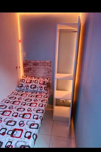 mały pokój z łóżkiem i otwartymi drzwiami w obiekcie Heavens Stay w Dubaju