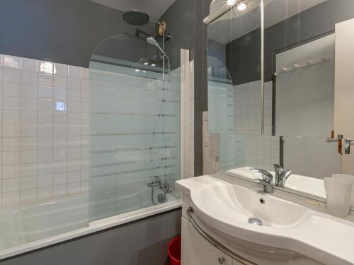 une salle de bain avec un lavabo, une douche et un miroir dans l'établissement Appartement cosy à La Daille, skis aux pieds, WiFi, animaux acceptés - FR-1-694-192, à Val dʼIsère