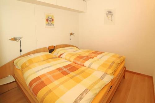 2 Betten in einem kleinen Zimmer mit 2 in der Unterkunft Ferienwohnung in Davos platz WEF 2024 in Bolgen