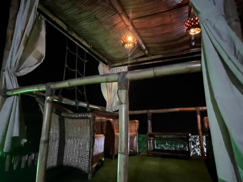 uma vista da parte de trás de um barco à noite em Mollendo em Mollendo