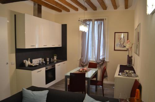 A cozinha ou cozinha compacta de Heart of Parma