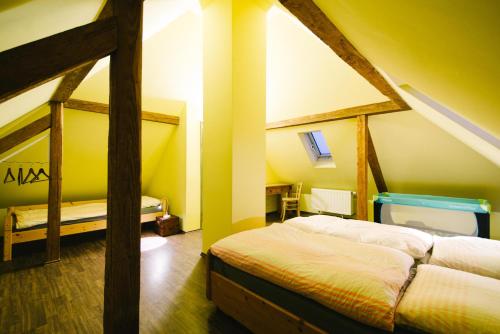 a bedroom with two beds in a room at Charmantes Turmzimmer 