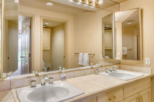 baño con 2 lavabos y espejo grande en Waikoloa Fairways C119, en Waikoloa Village