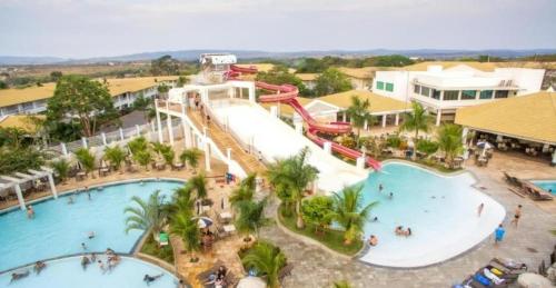 an overhead view of a pool at a resort at @nobrezafiori Apts particular localizado no LacquaDiroma Sem roupas de cama in Caldas Novas