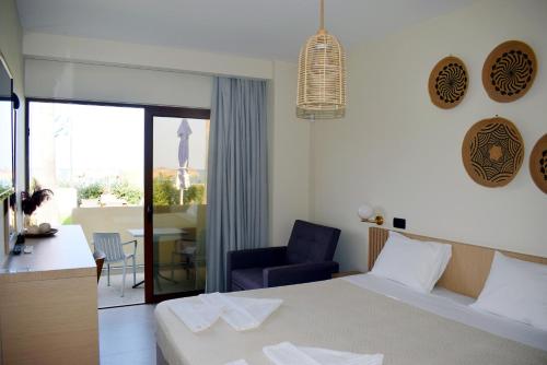 sypialnia z łóżkiem, stołem i krzesłem w obiekcie La Palma Apartments,a beachfront paradise! w mieście Georgioupolis