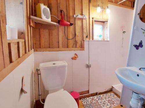 een kleine badkamer met een toilet en een wastafel bij Guestroom Saint-Thomas-de-Courceriers, 1 pièce, 5 personnes - FR-1-600-214 in Saint-Thomas-de-Courceriers