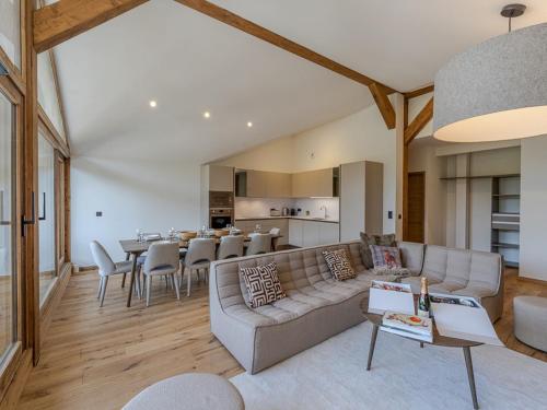 un salon avec un canapé et une table dans l'établissement Penthouse rénové à Courchevel avec parking et Wi-Fi - FR-1-563-130, à Courchevel