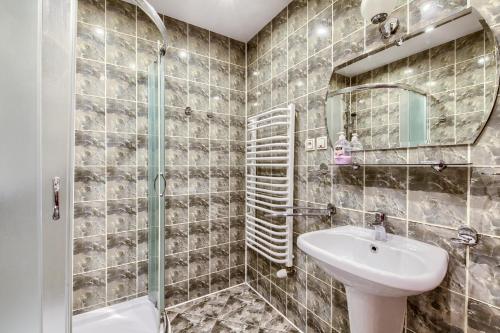 a bathroom with a sink and a shower at Dom Wypoczynkowy Pokusa in Tylicz