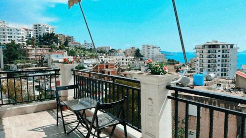 Rõdu või terrass majutusasutuses Luka Apartment in Sarande