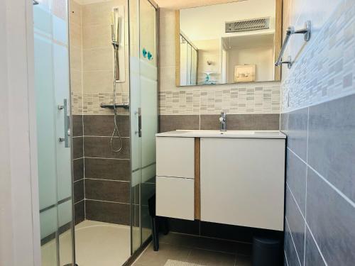 La salle de bains est pourvue d'un lavabo et d'une douche. dans l'établissement Maison Port-Vendres, 3 pièces, 6 personnes - FR-1-309-367, à Port-Vendres