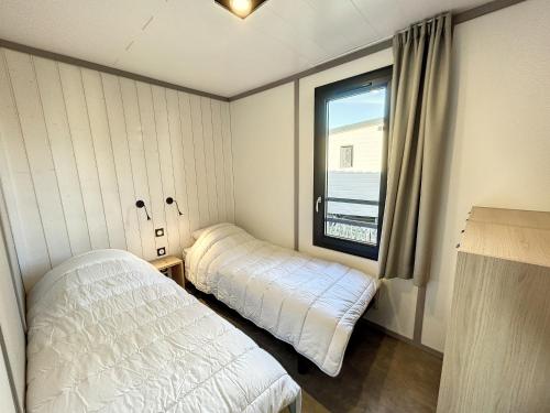 Posteľ alebo postele v izbe v ubytovaní Chalet de standing 6 pers - Piscine chauffée - Proche plage - WIFI - Parking - Terrasse privée - FR-1-361-476
