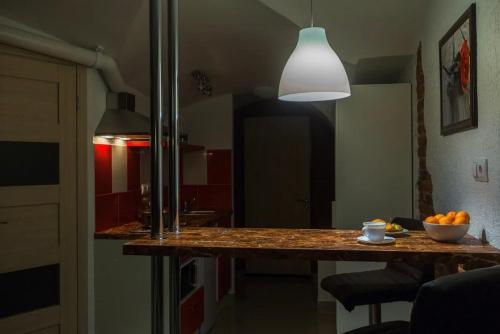 eine Küche mit einer Theke mit einer Schüssel Orangen darauf in der Unterkunft VIP apart 654 in Tbilisi City
