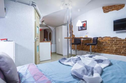 ein Schlafzimmer mit einem Bett und einer Ziegelwand in der Unterkunft VIP apart 654 in Tbilisi City