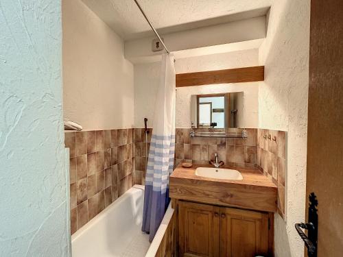 W łazience znajduje się umywalka i wanna. w obiekcie Studio Cabine pour 4 Pers à Deux Pas du Domaine Evasion Megève - FR-1-560-104 w mieście Demi-Quartier