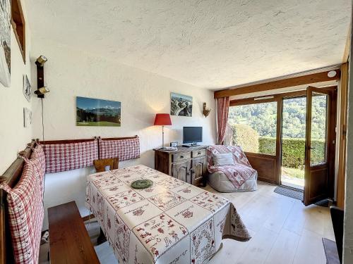 Pokój ze stołem, krzesłem i biurkiem w obiekcie Studio Cabine pour 4 Pers à Deux Pas du Domaine Evasion Megève - FR-1-560-104 w mieście Demi-Quartier