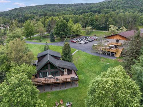 una vista aerea di una grande casa con parcheggio di Hotel Vienna a Windham