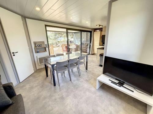 Fotografia z galérie ubytovania Chalet de standing à Jullouville - Piscine Chauffée, Plage à Proximité, 6 Couchages, WiFi Inclus - FR-1-361-484 v destinácii Jullouville-les-Pins