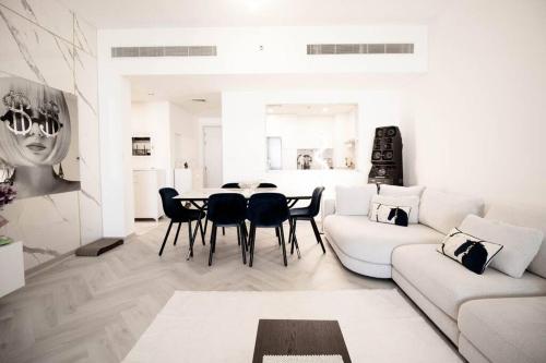 - un salon avec un canapé, une table et des chaises dans l'établissement Burj Al Arab Front 2 Bedroom, à Dubaï