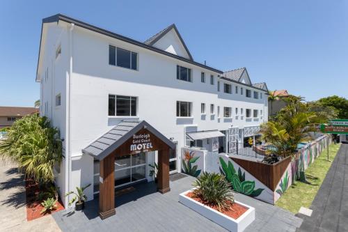 uma imagem de um hotel com um edifício em Burleigh Gold Coast Motel em Gold Coast