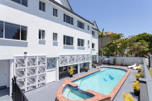 - Vistas al exterior de un edificio con piscina en Burleigh Gold Coast Motel en Gold Coast