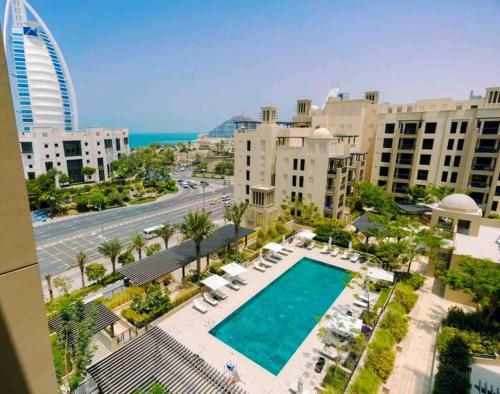 - une vue aérienne sur la piscine et les bâtiments dans l'établissement Burj Al Arab Front 2 Bedroom, à Dubaï
