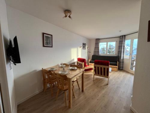 un salon avec une table, des chaises et un canapé dans l'établissement Appartement rénové à Avoriaz, centre station, 4 pers, tout confort, balcon exposé sud - FR-1-633-68, à Morzine