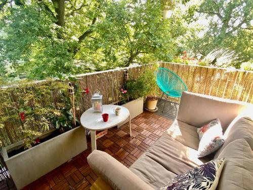 d'une terrasse avec un canapé et une table. dans l'établissement Splendid Apartment close to Paris, à Sèvres
