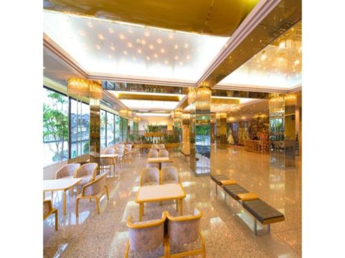 un restaurante con mesas y sillas en un edificio en Sun Marine Kesennuma Hotel Kanyo - Vacation STAY 21044v en Kesennuma