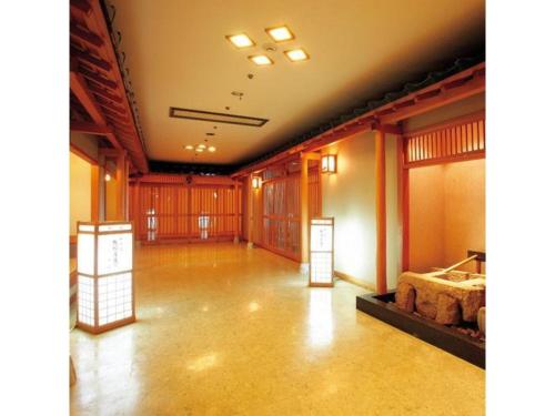 気仙沼市にあるSun Marine Kesennuma Hotel Kanyo - Vacation STAY 21044vのベッド1台が備わる広い客室です。