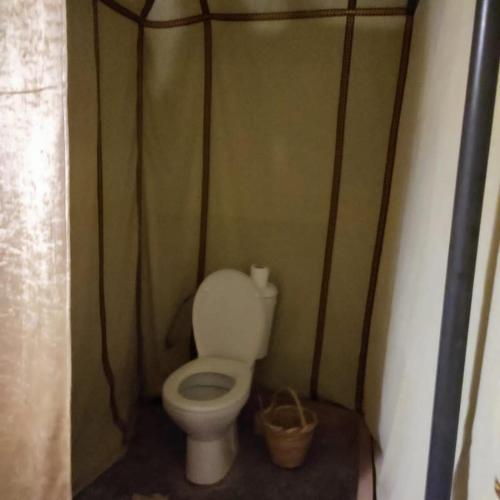 małą łazienkę z toaletą w kabinie w obiekcie Rihanna Desert Camp w mieście Merzouga