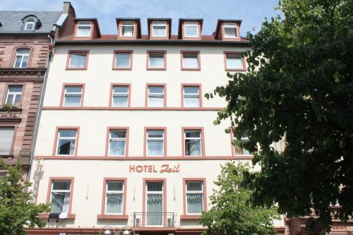 a hotel building with the words hotel end on it at Hotel Zeil in Frankfurt/Main
