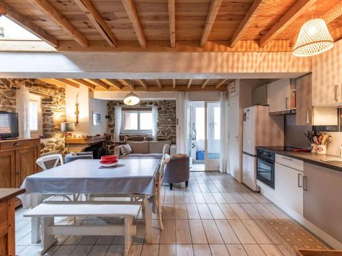 une cuisine et un salon avec une table et des chaises dans l'établissement Bergerie Pyrénéenne Rénovée - 4 Chambres - 8 Pers. - Jardin - Stationnement Public - 3 Stations de Ski - FR-1-402-132, à Sazos