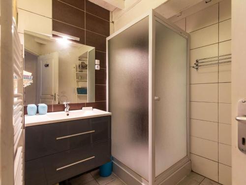 y baño con ducha, lavabo y espejo. en Maison Sazos, 5 pièces, 8 personnes - FR-1-402-132, en Sazos
