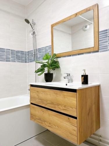 une salle de bain avec un lavabo et un miroir dans l'établissement Colors of life, à Torcy